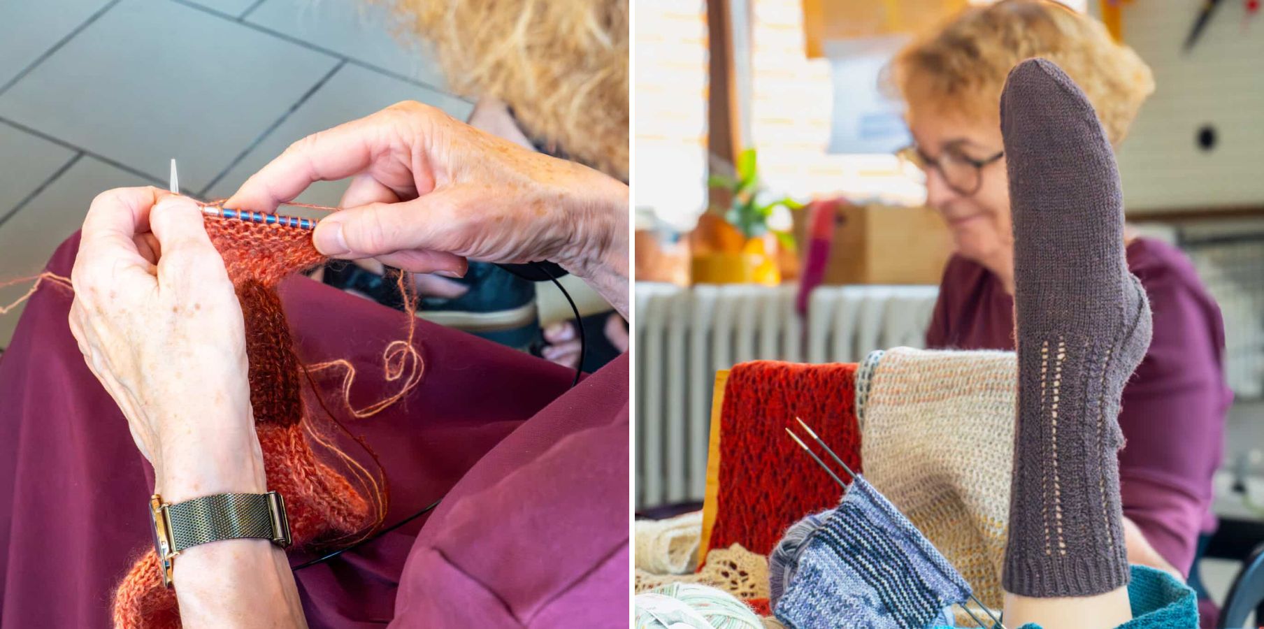 Links handen die een rode sok breien, rechts een cursist die trots een zelfgebreide sok toont in het atelier